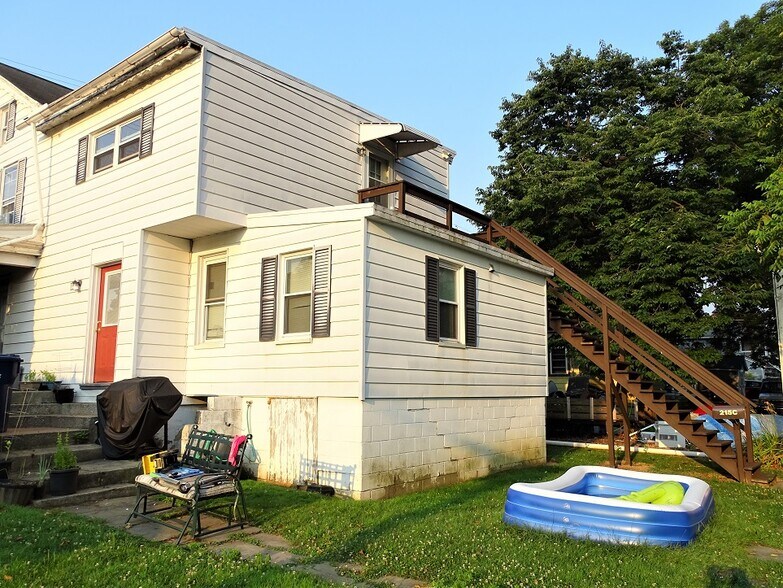 Building Photo - 215 W Main St