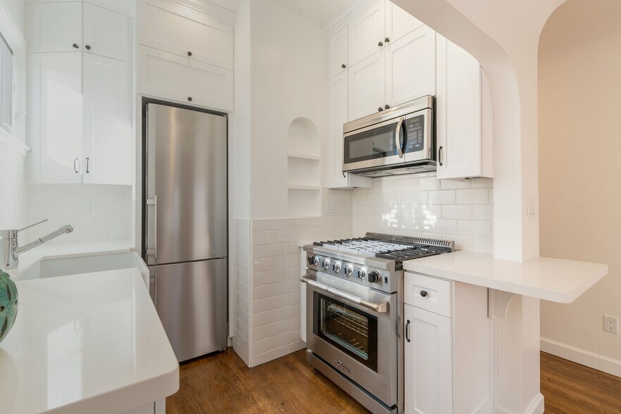 Building Photo - 915 Manhattan Ave