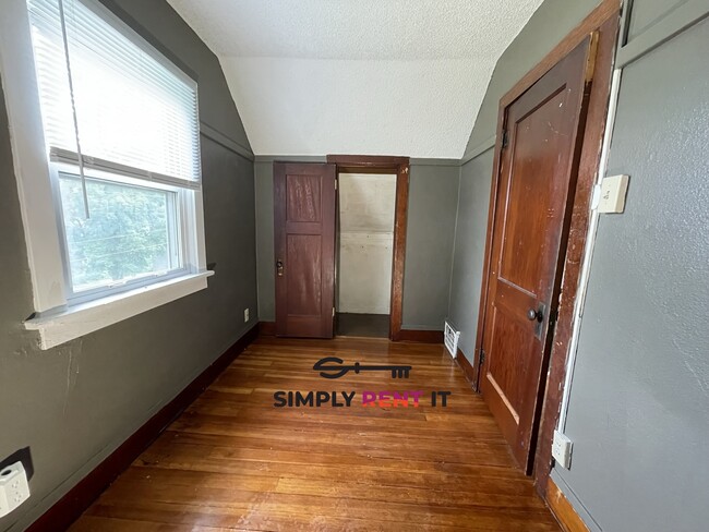 Building Photo - 3 Bedroom with Hardwood Floors on Campus!