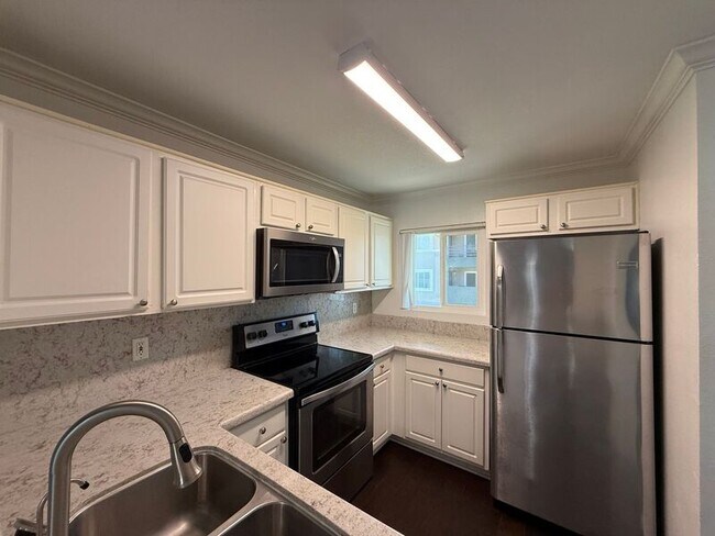 Building Photo - 7405 Charmant Dr