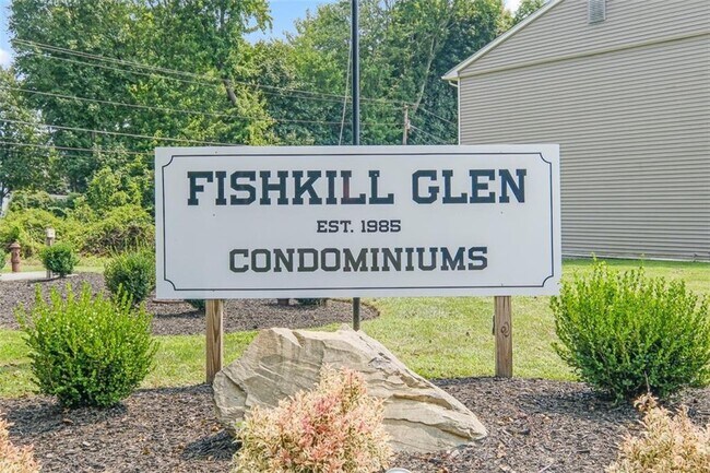 Primary Photo - 8 Fishkill Glen Dr