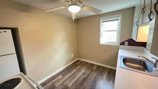 Building Photo - 904 Park Ave