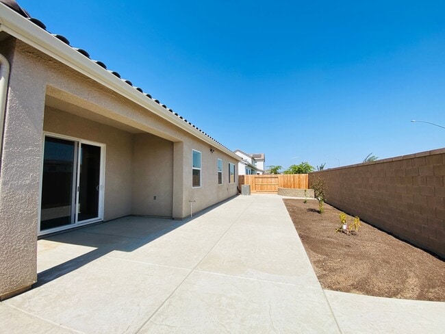 Building Photo - $2,495 Leonard & Ashlan, 3 Bedroom Home - ...