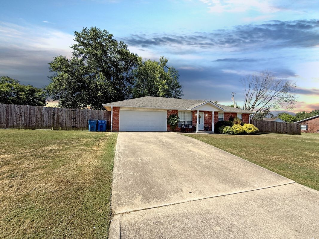 Building Photo - 1202 E Keller St