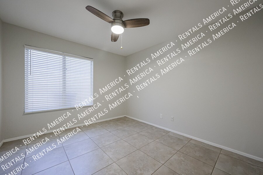 Building Photo - 854 W Straford Ave