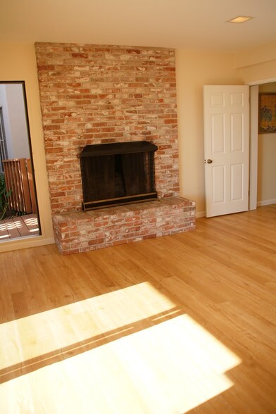 Building Photo - 220 Shoreview Dr