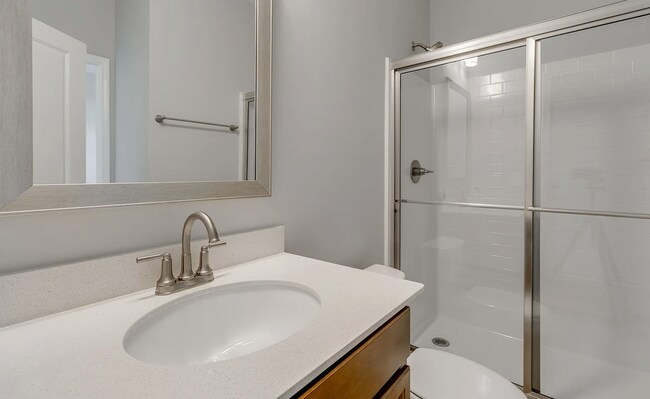 Building Photo - Spacious 5-Bedroom Home with Modern Finishes in Prime Elgin Location