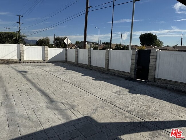 Building Photo - 10745 Saticoy St