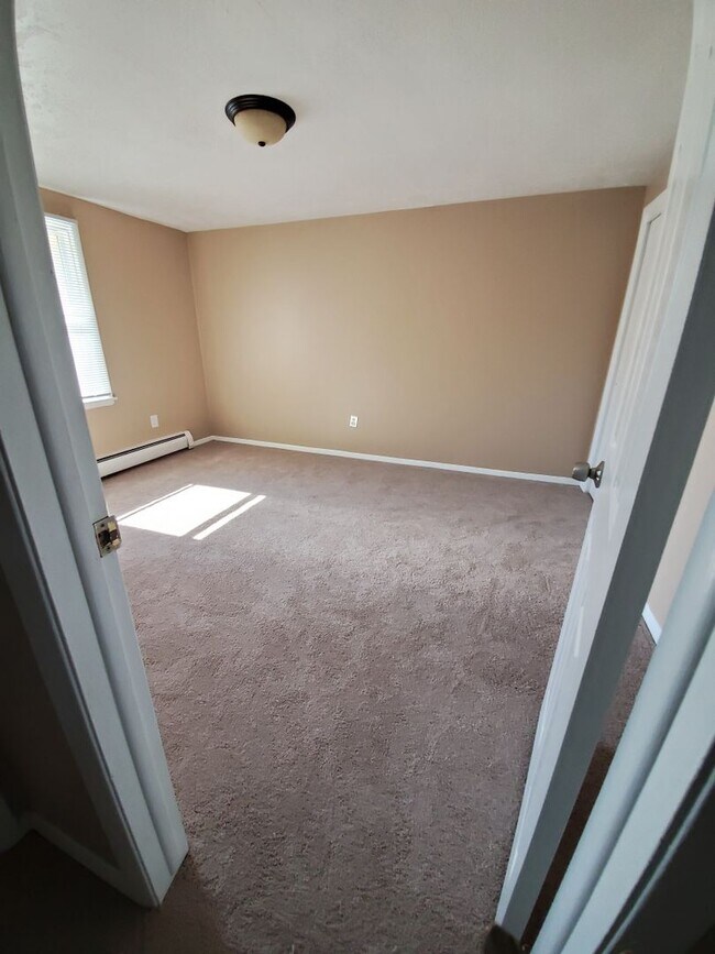 Building Photo - 1175 SqFt 3 Bedroom Townhome