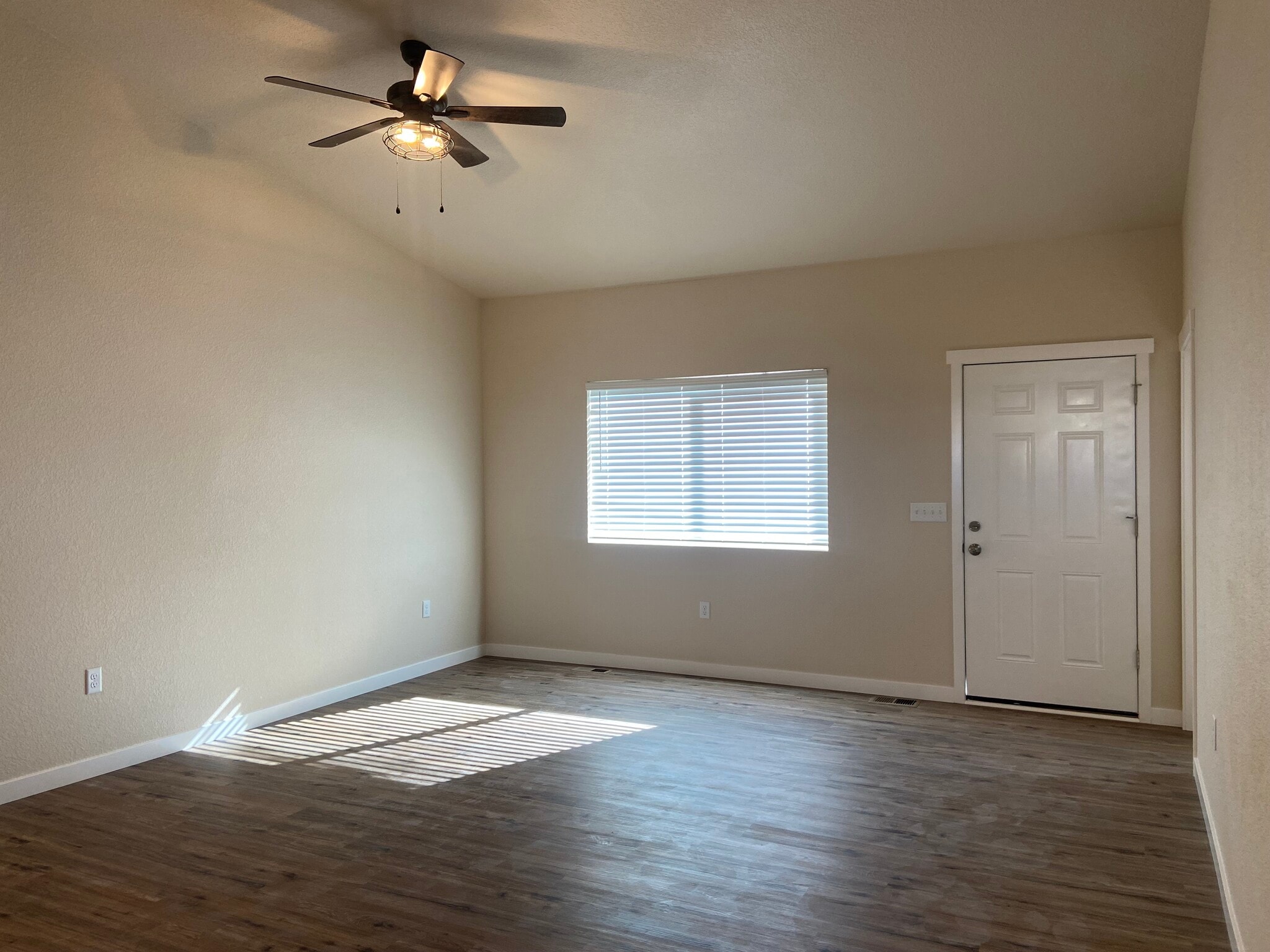 Living Room/vaulted ceilings - 744 E Springmont Dr