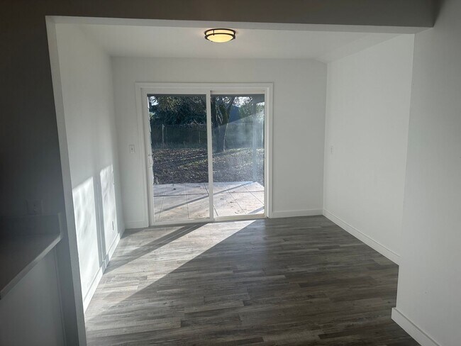 Building Photo - Updated 3 bedroom 1 bath home with large yard!