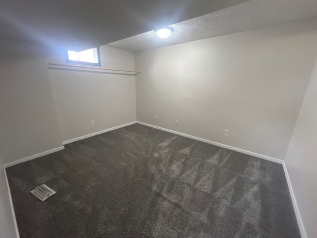 Building Photo - Great Split Entry in LaVista