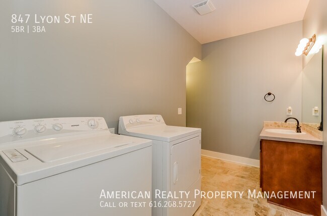 Building Photo - 847 Lyon St NE