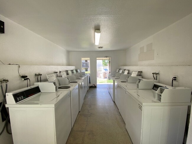 Building Photo - 2 Bedroom Condo in Arbor Hills Gated Community