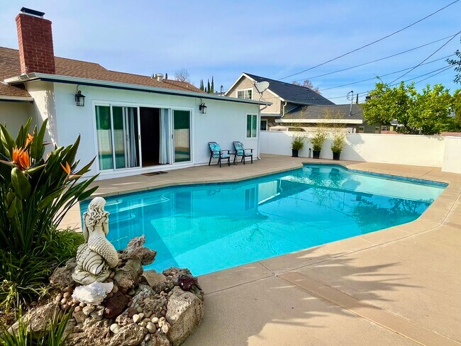 Building Photo - 6666 Sedan Ave