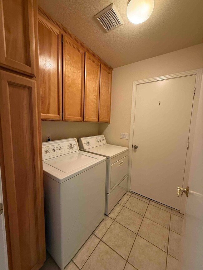 Building Photo - 3 Bed Antelope Home Close to Schools
