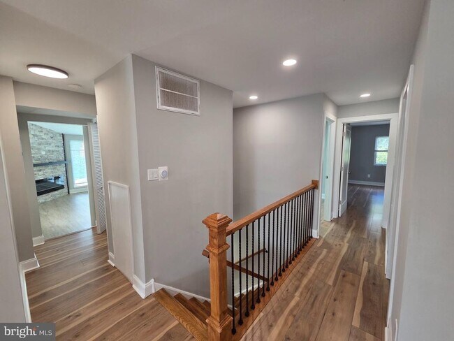Building Photo - 1701 Scotchbrook Dr