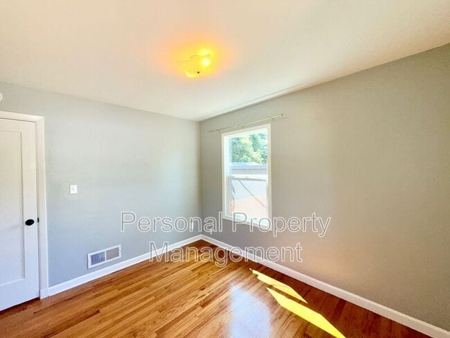 Building Photo - 4313 NE Valley View Ln
