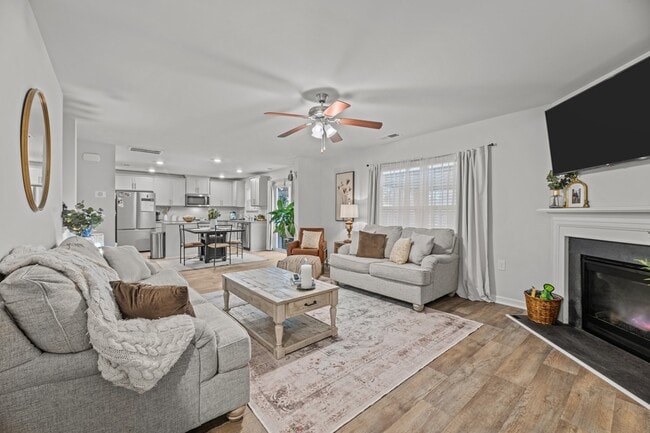Building Photo - 301 Ginger Dr