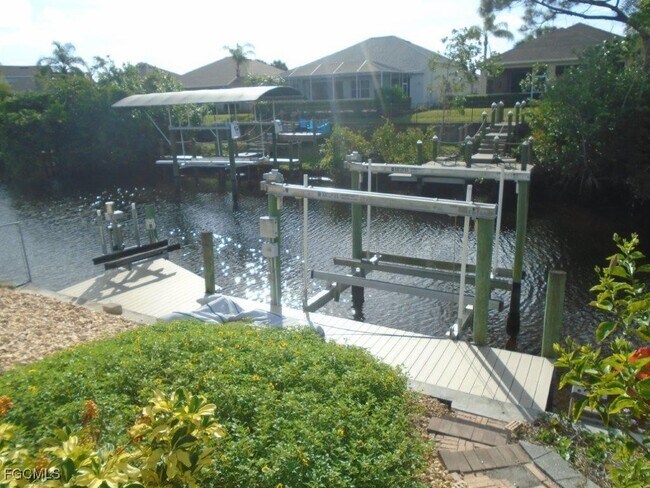 Building Photo - 991 April Ln