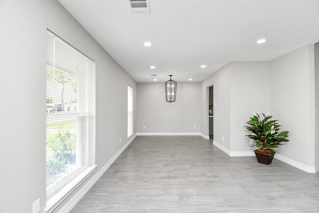 Building Photo - 9726 Springmont Dr