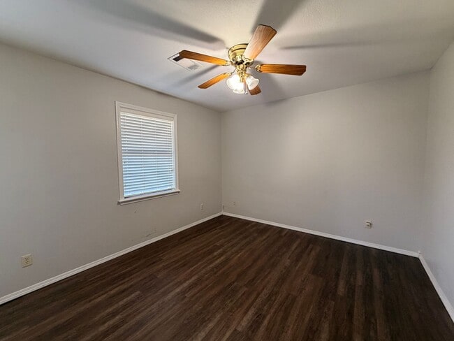 Building Photo - 301 W 16th Ct