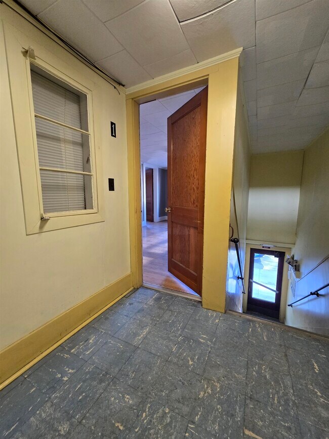 Building Photo - 96 N Main St