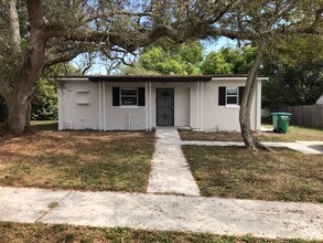 Building Photo - 2 Bed 1 Bath Home Pet Friendly With Washer...