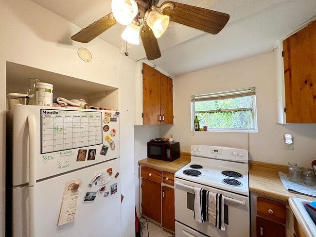 Building Photo - 732-A NE 3rd Ave. Gainesville, FL 32601 Duckpond