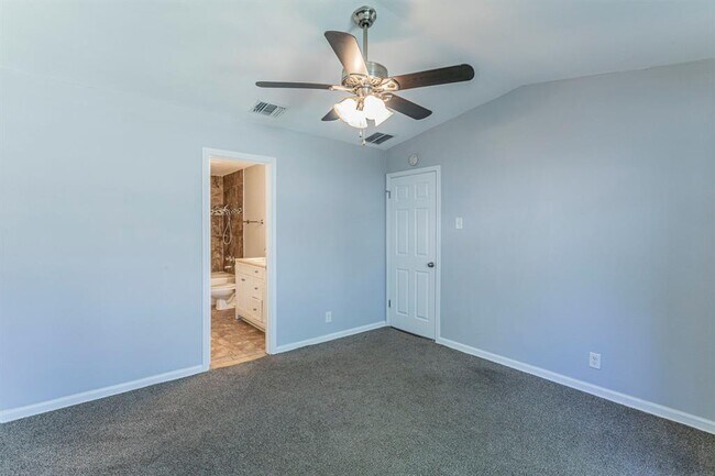 Building Photo - 9411 Valley Moss