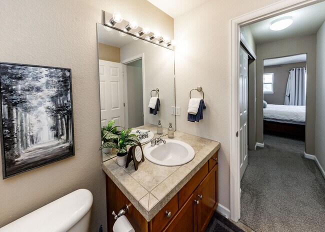 Building Photo - Fully Furnished Downtown 2 Bed, 4 Bath Executive Townhouse