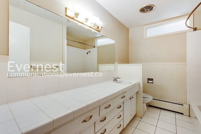 Building Photo - 4 Bed, 3 Bath Home with Fenced Yard & Garage / Available Soon!