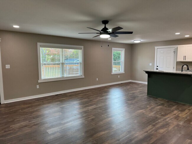 Building Photo - 516 Claremoor Ave