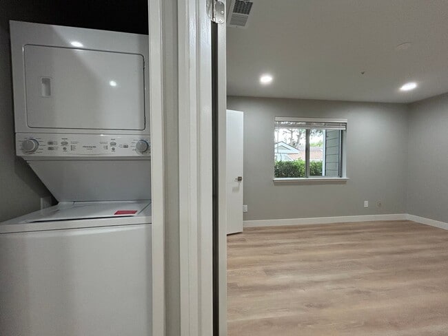 Building Photo - Sophisticated 2BR Walnut Creek Residence –...