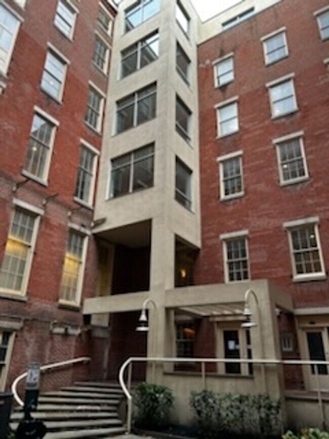 Building Photo - Welcome to Urban Elegance in the Heart of Historic Old City, Philadelphia