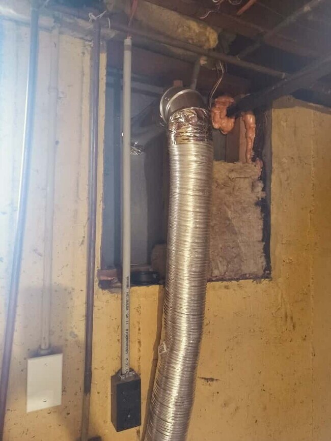 Building Photo - 2461 Duchess Dr