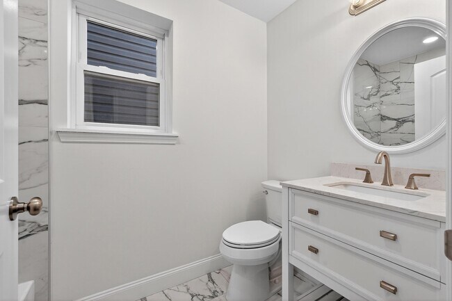 Building Photo - 40 E 5th St