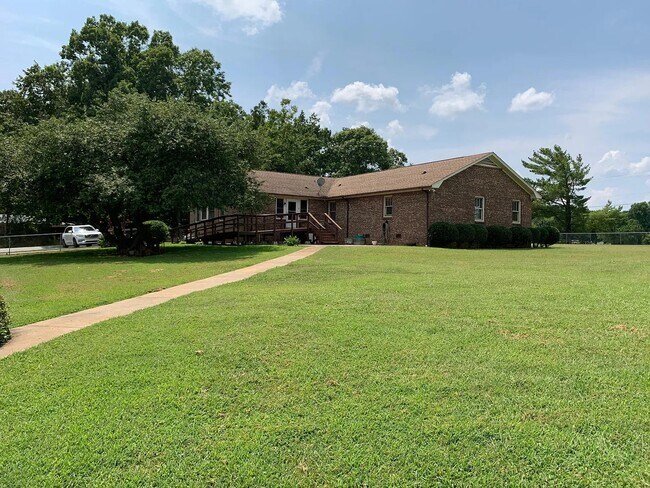 Building Photo - 600 Garrison Rd