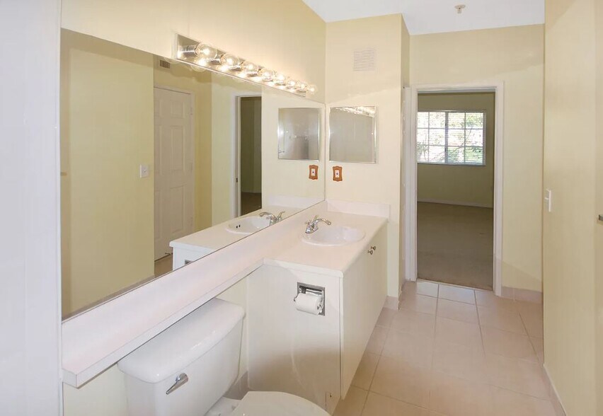 Building Photo - 8010 N Nob Hill Rd