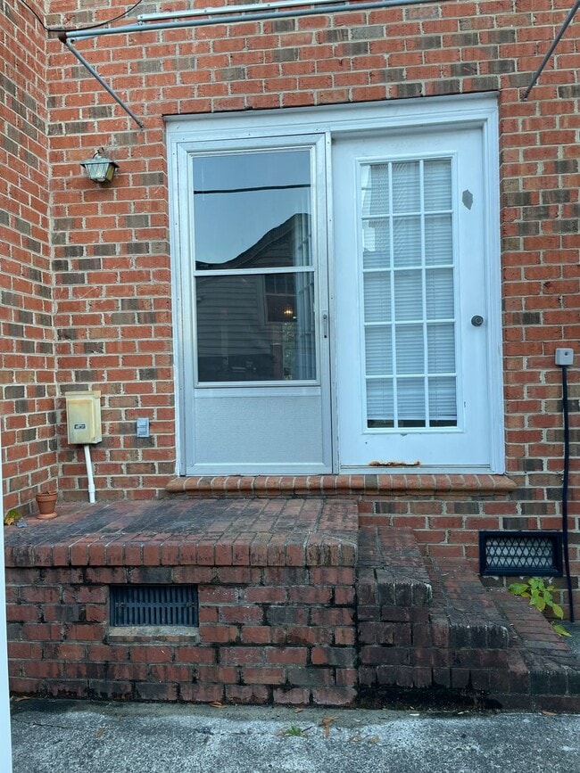 Building Photo - 2 BED, 1.5 BATH TWO STORY TOWNHOME!