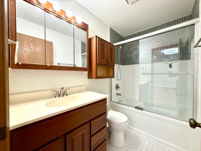 Building Photo - 2449 Carlton Dr