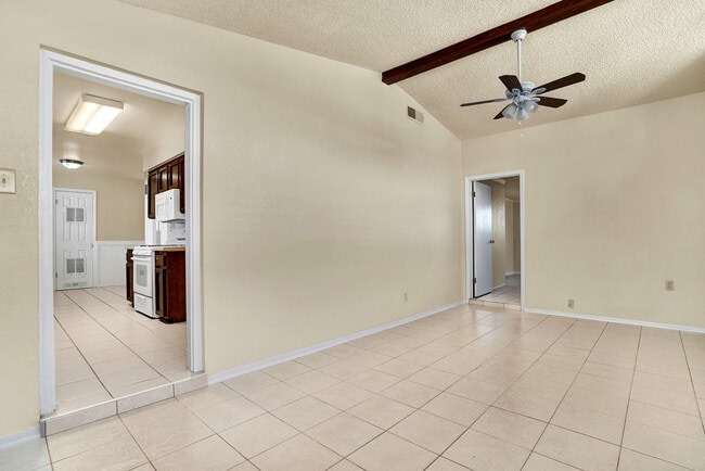 Building Photo - Cielo Vista 3 Bedroom 2 Bath