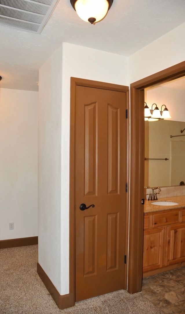 Building Photo - 3 bed 2.5 bath Townhome with A/C & gas fireplace