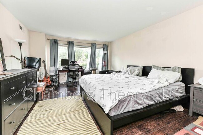 Building Photo - 10570 Main St