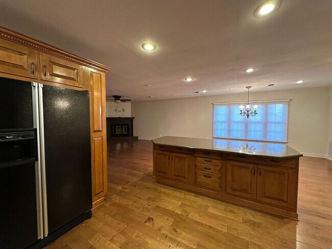 Building Photo - Fully Updated Executive Rental - FREE MONT...