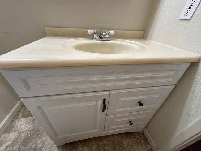 Building Photo - Cute and Cozy 1 Bedroom Condo in Gated Tim...