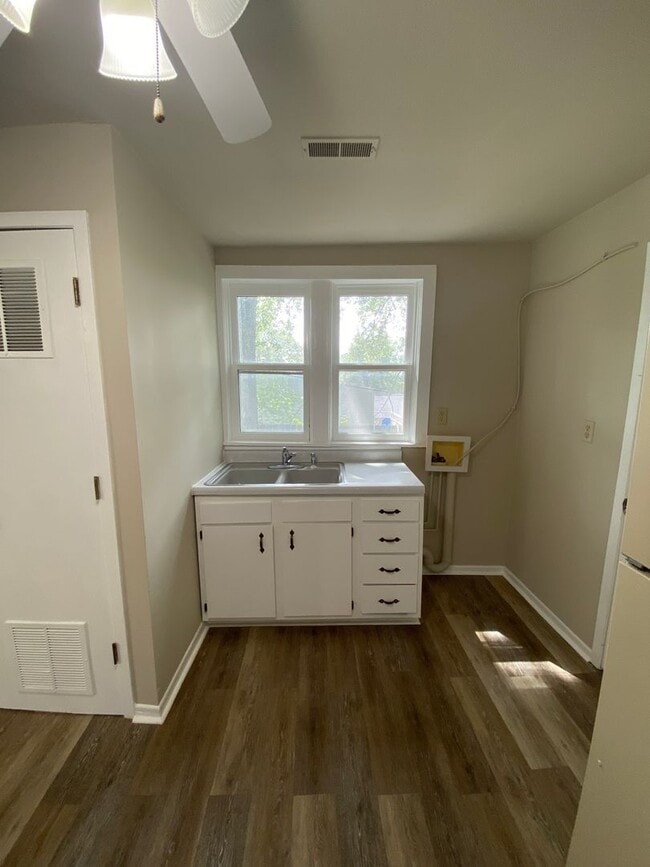 Building Photo - 2 Bedroom on the East Side - Fenced In Back Yard