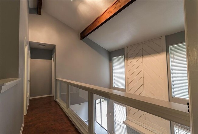 Building Photo - 3901 Knollwood Dr