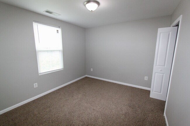 Building Photo - 4 Bed, 2.5 Bath Single Family Home in Mart...
