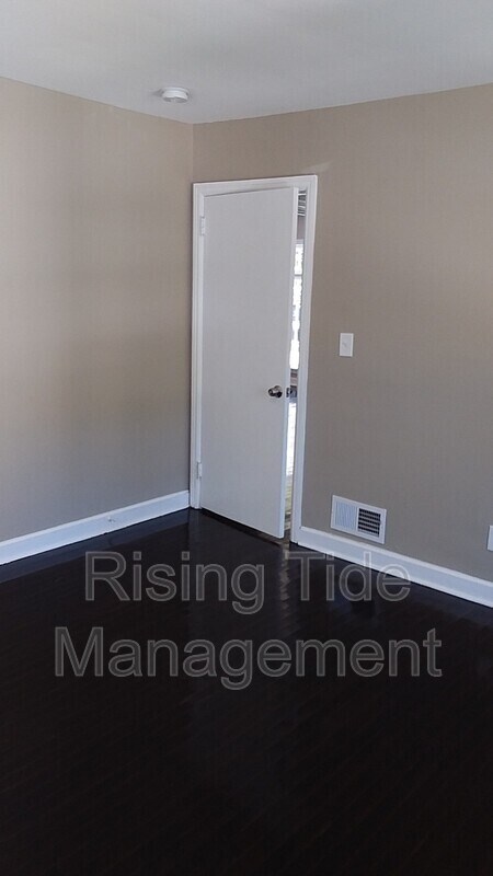 Building Photo - 605 Robison Dr